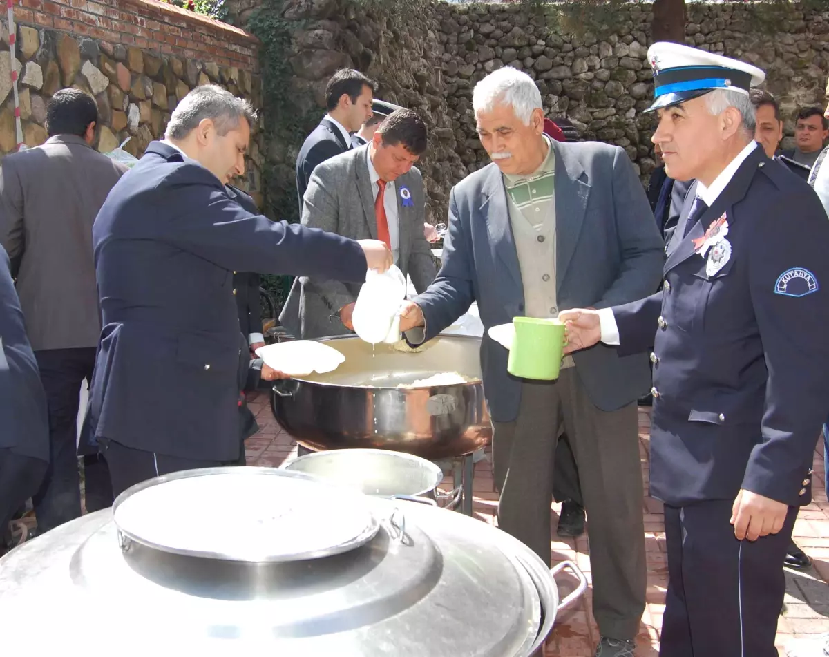 Simav\'da Polis Mevlit Okuttu Pilav Ayran Dağıttı