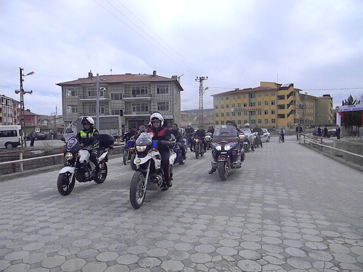 Sorgunlu Motosikletçilerden Polislere Destek