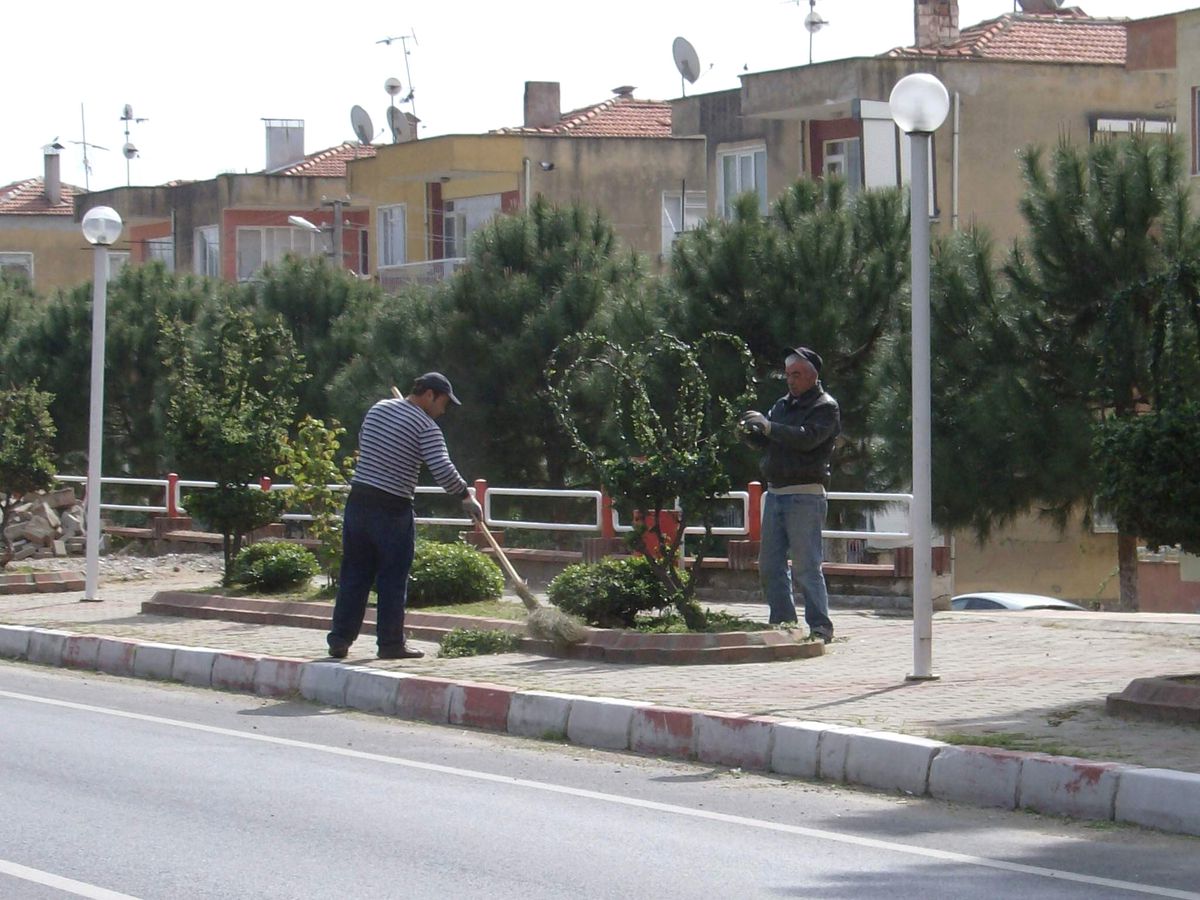 Sultanhisar'da Bahar Temizliği ve Fidan Dikimleri Başladı