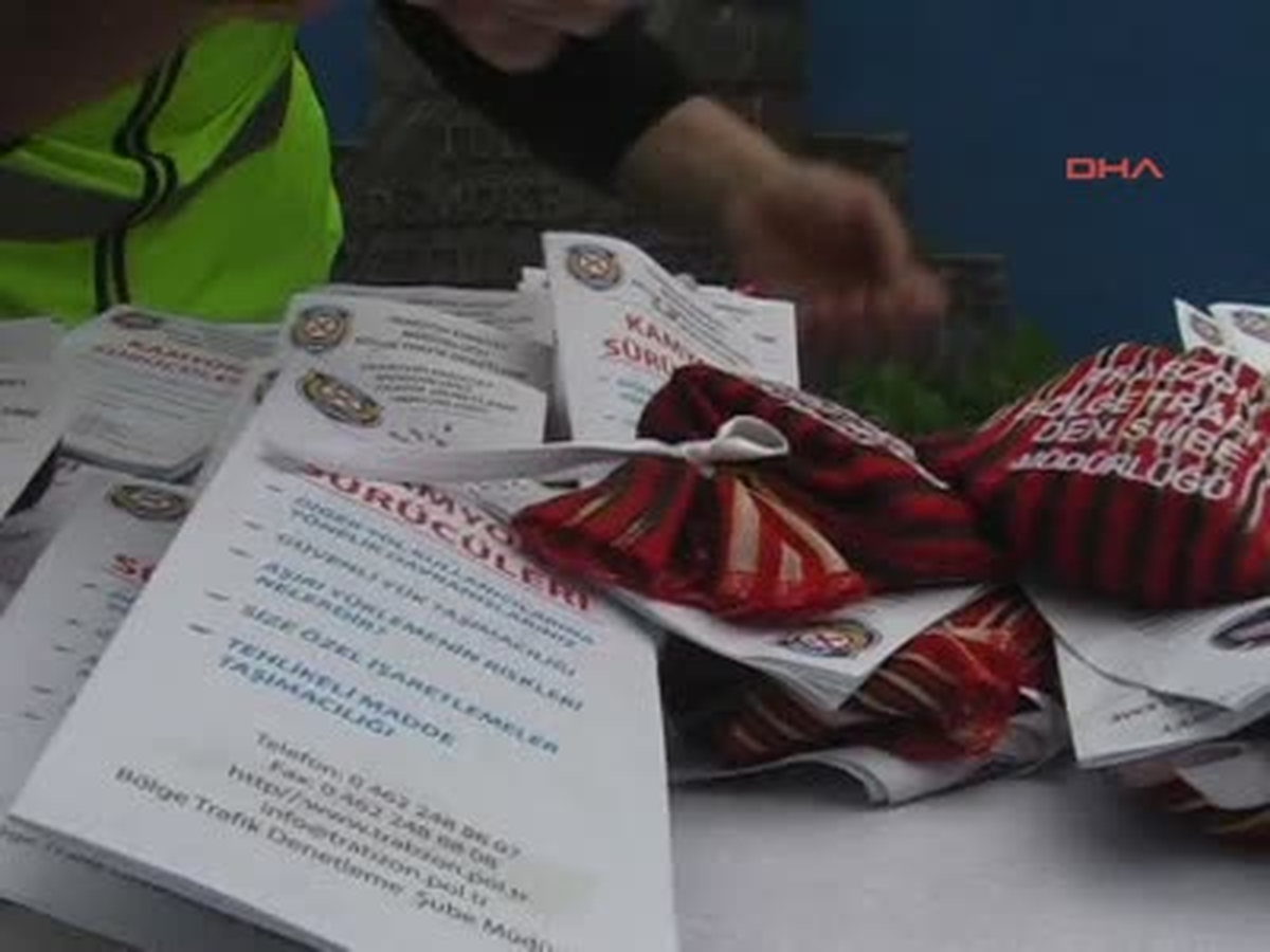 Trabzon\'da Polislerden Ceza Yeme Fındık Ye Uygulaması