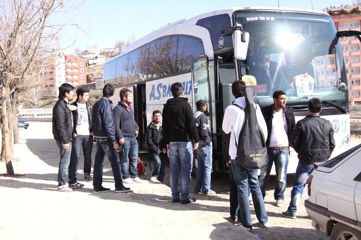 Üniversiteli Öğrencilerden Halaylı Türkülü Kitap Yardımı
