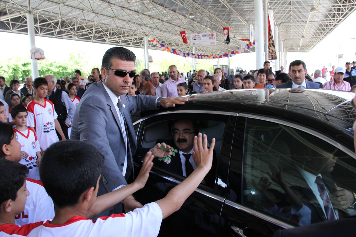 Vali Coş\'a Çocuklardan Sevgi Seli