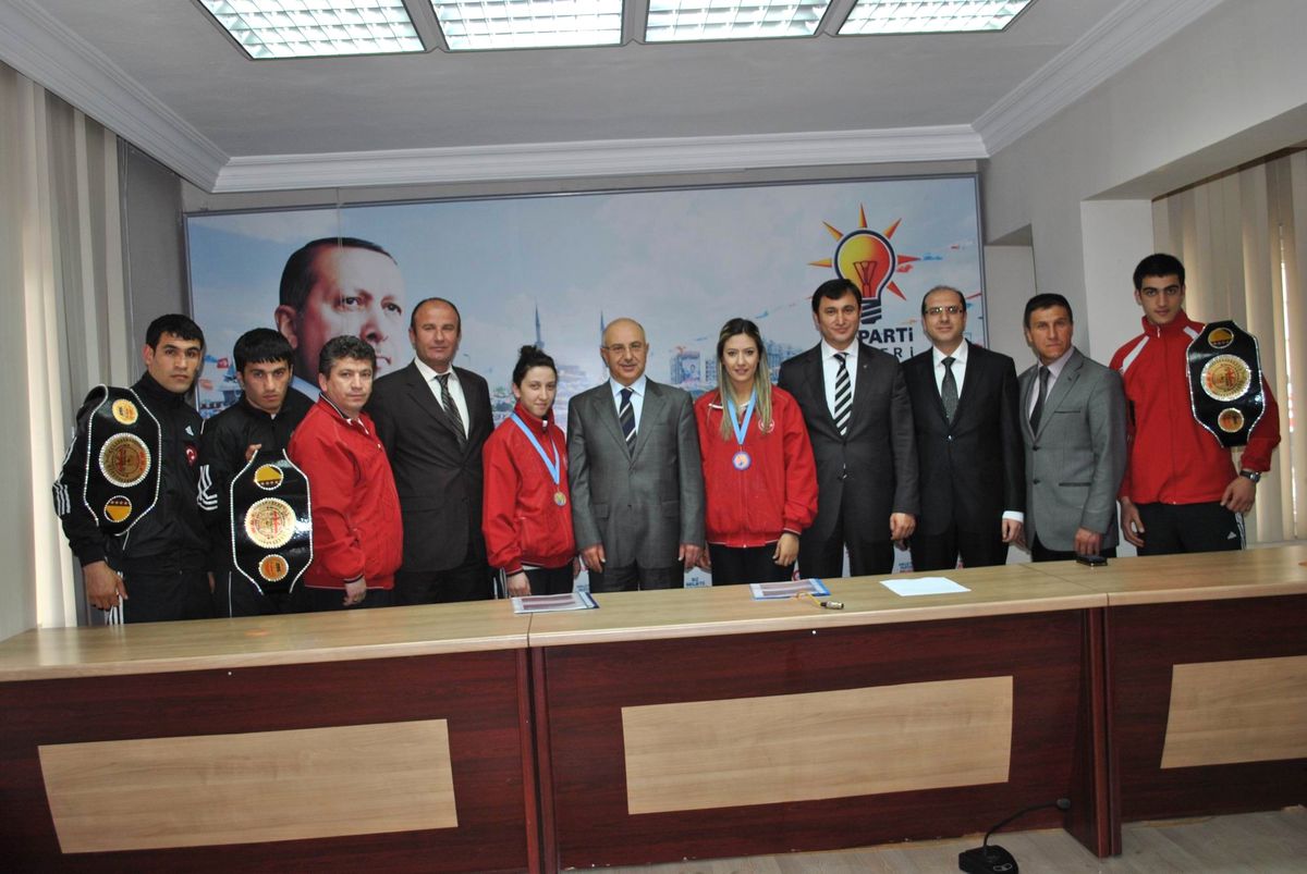 Wushu Şampiyonları AK Parti İl Başkanlığı\'nı Ziyaret Etti