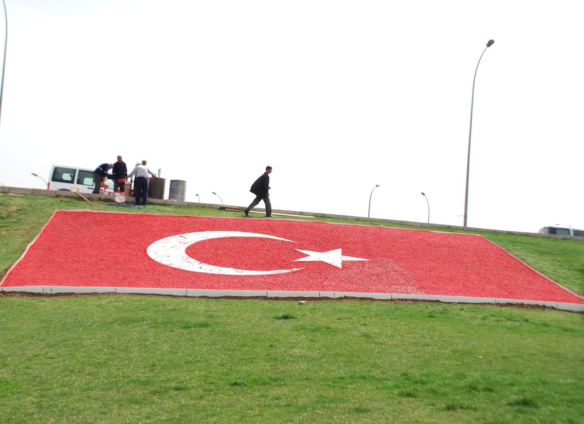 Yeşilova Kavşağı\'na Dev Türk Bayrağı