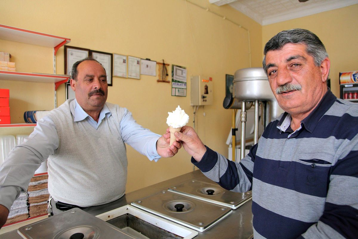 Ahlat\'ta Dondurma Mevsimi