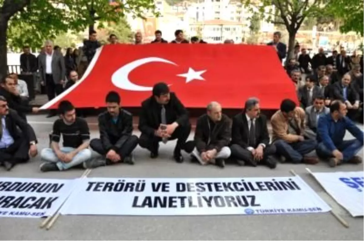 Amasya'da Terör Olayları Protesto Edildi Türkiye Kamu-Sen Amasya İl Temsilcisi Terzi.