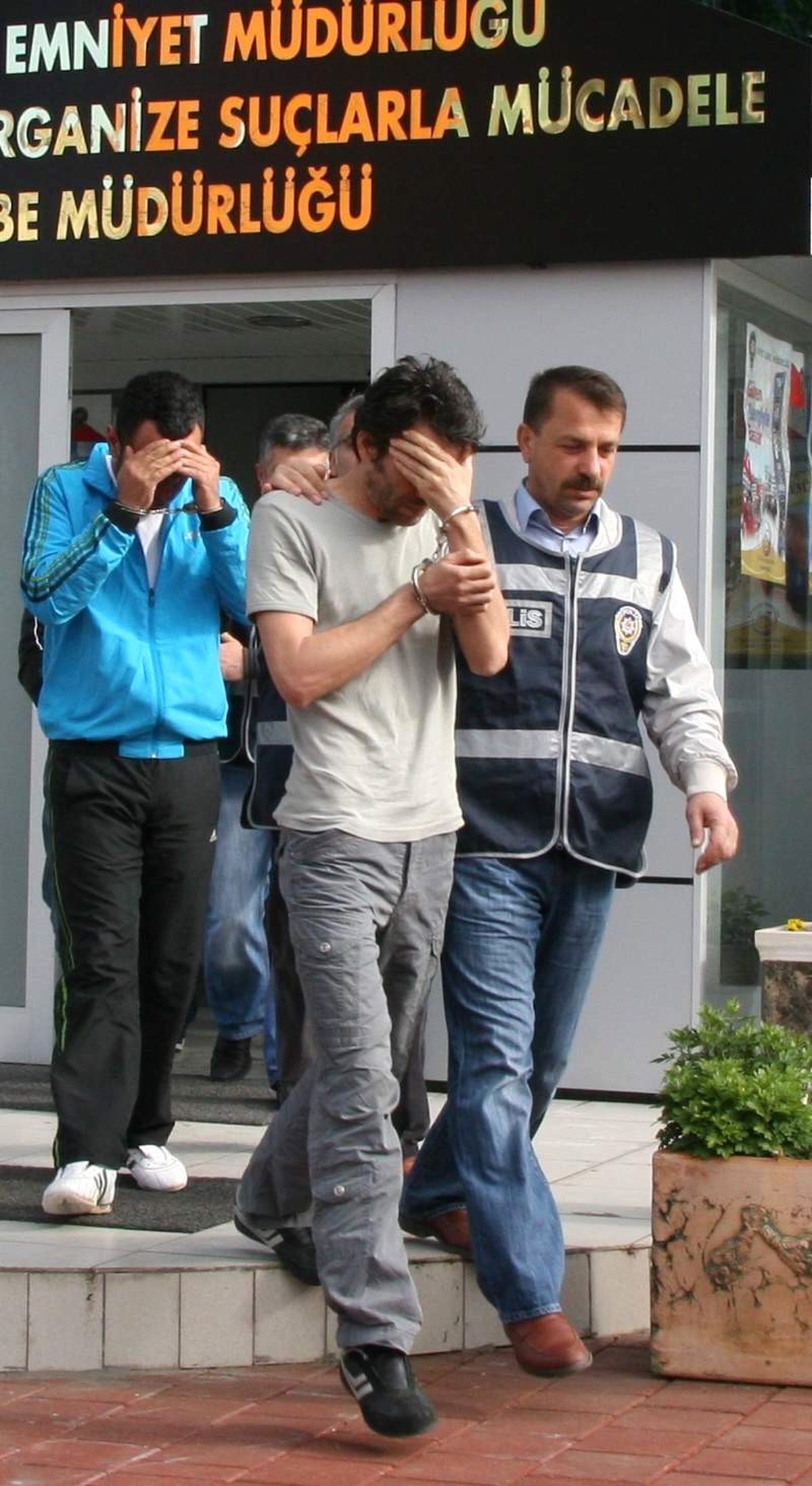 Antalya\'da Kopya Kredi Kartı Operasyonu: 10 Gözaltı