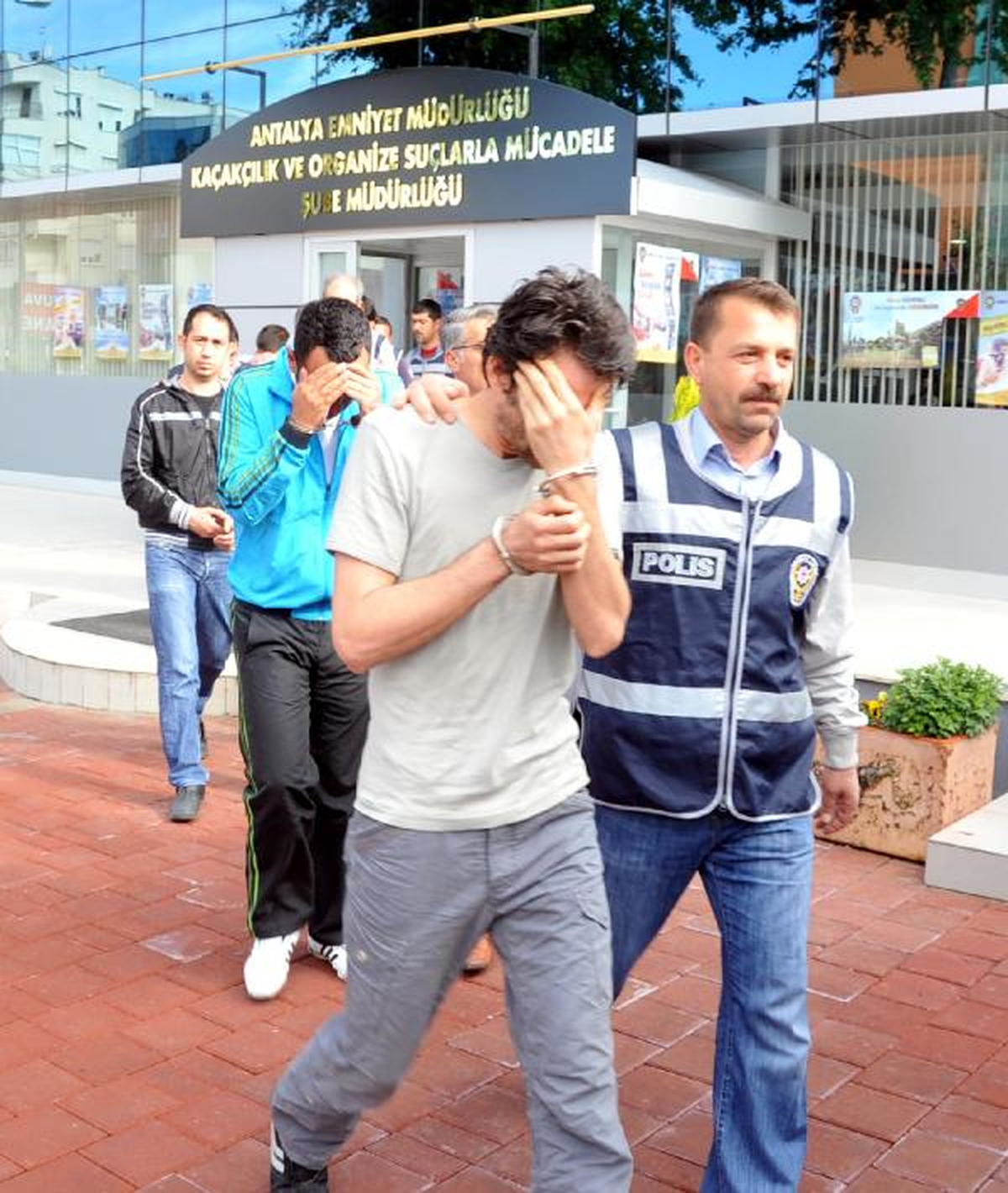 Antalya\'da Kopya Kredi Kartı Operasyonunda 10 Gözaltı
