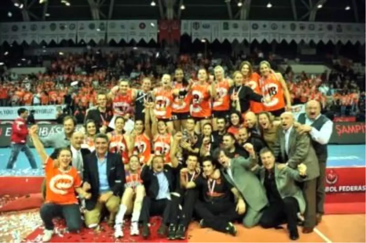 Aroma Bayanlar Voleybol Birinci Ligi\'nde Şampiyon Eczacıbaşı Vitra Oldu