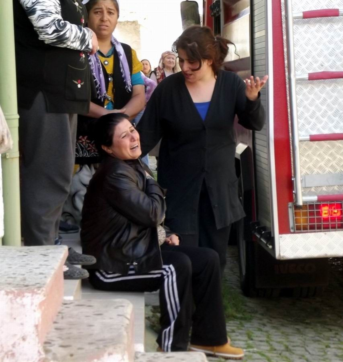 Ayvalık\'ta Evi Yanan Kadın Sinir Krizi Geçirdi