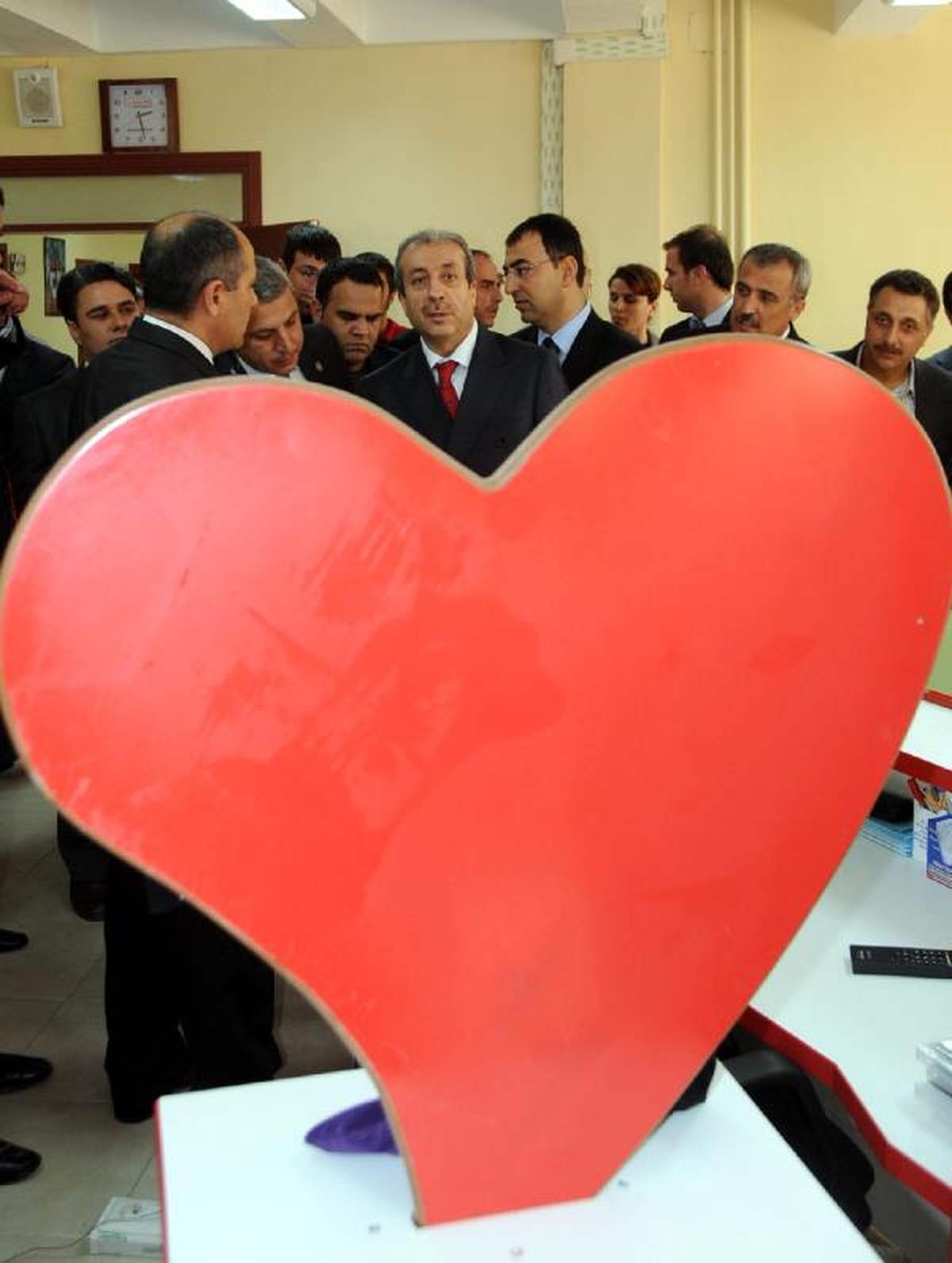 Bakan Eker\'den Kamer Genç\'e: Mahkemeye Götürsün