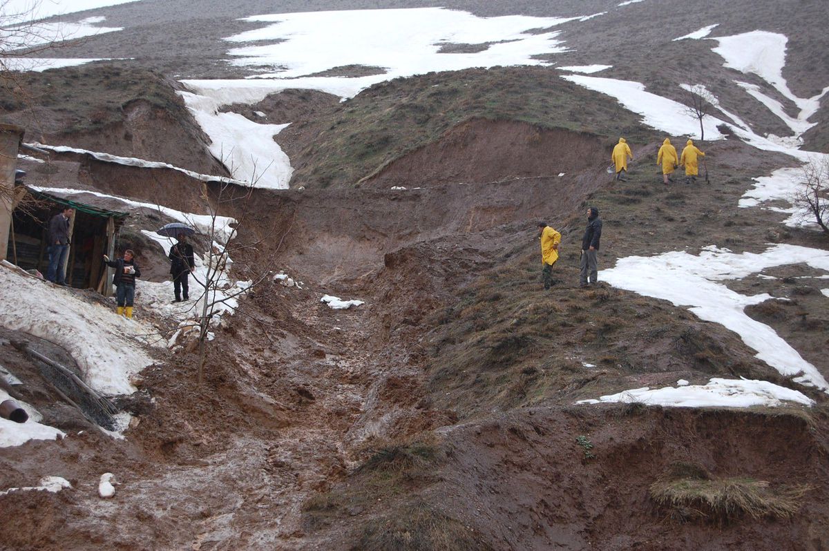 Bitlis\'te Heyelan Nedeniyle 3 Ev Boşaltıldı