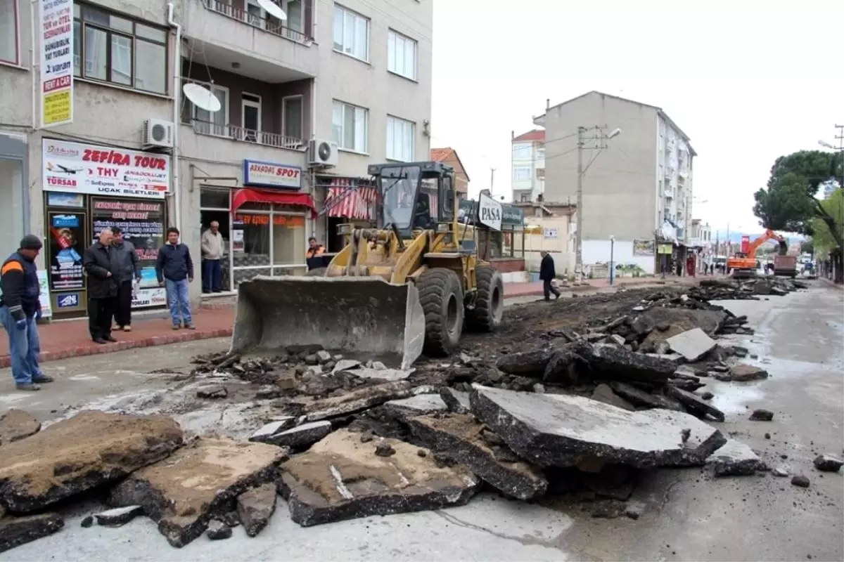 Burhaniye\'de Hürriyet Caddesi Yenileniyor