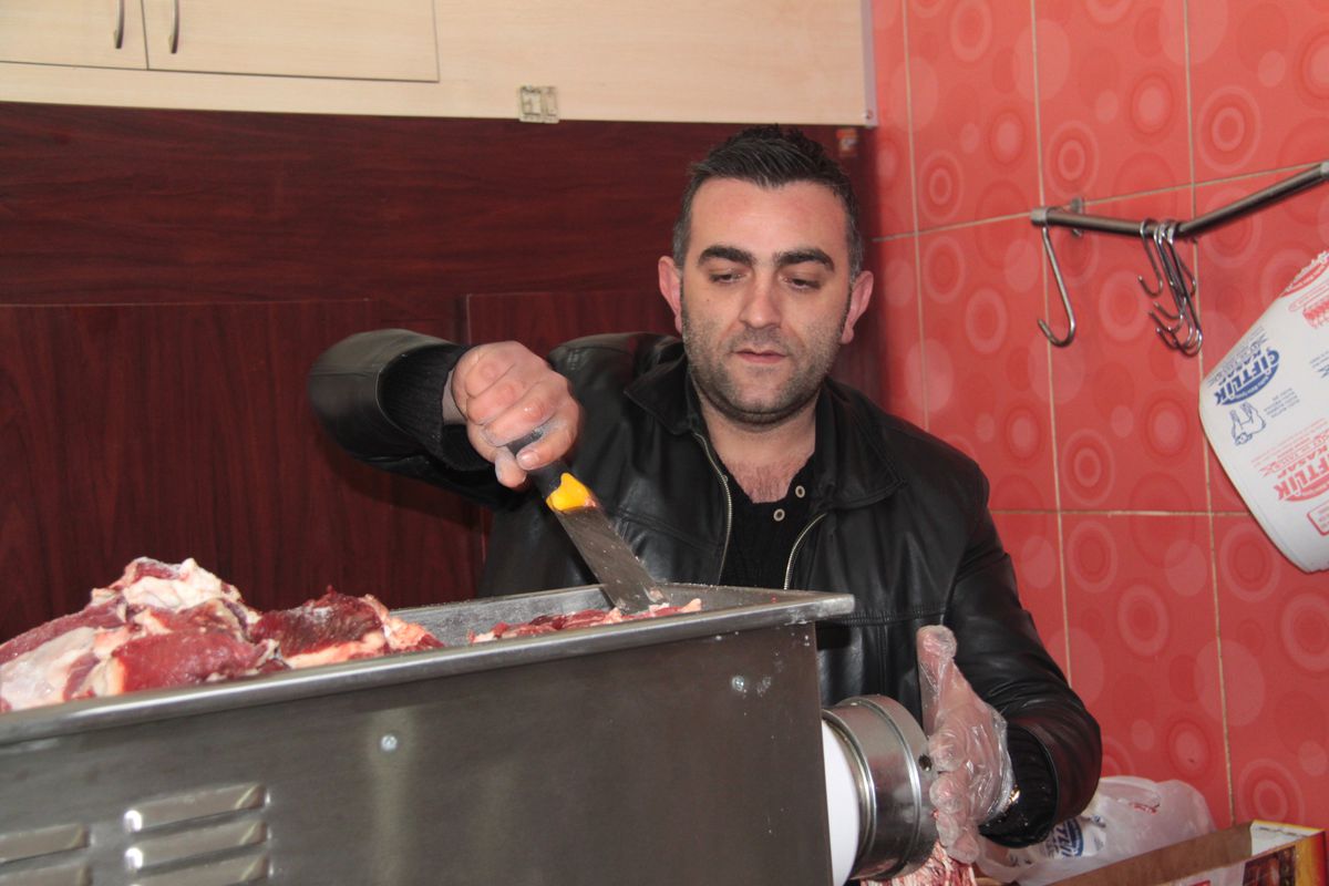 Çaldıkları Sucukları Yerken Yakalandılar