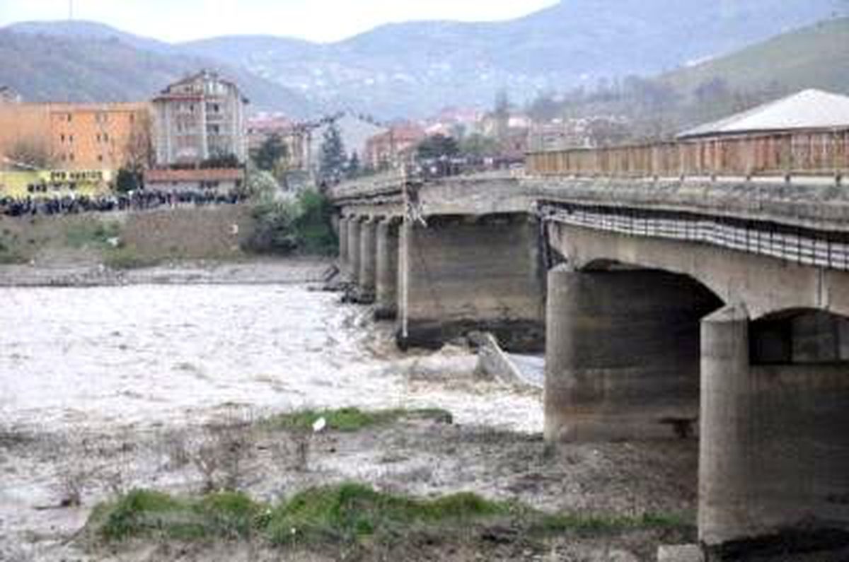 Çaycuma\'da Filyos Çayı Üzerindeki Köprünün Çökmesi