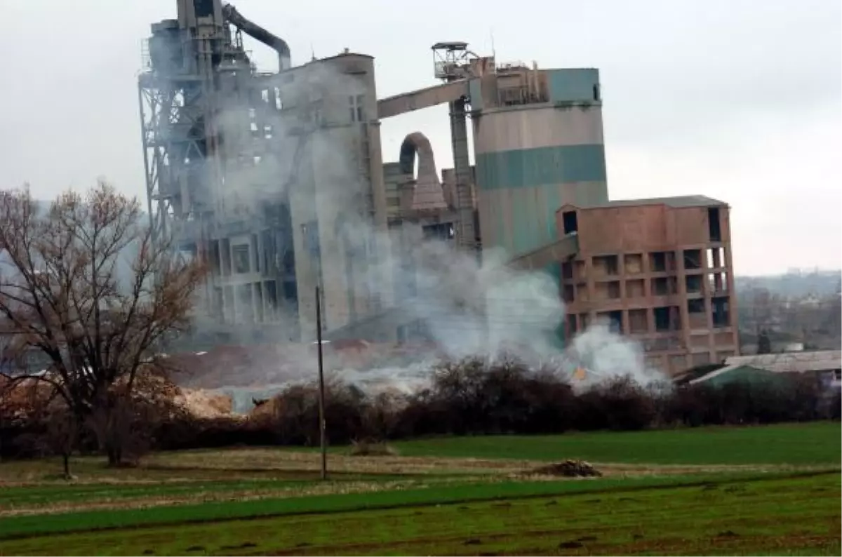 Çimento Fabrikasının Yanan Deposu Toprakla Kapatılarak Söndürüldü