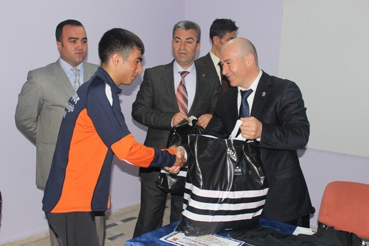 Dünya Şampiyonu Atletlere Spor Kıyafeti Hediye Edildi