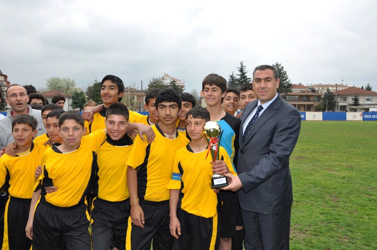 Futbolun Yıldızları Düzce\'de Kupalarını Aldı