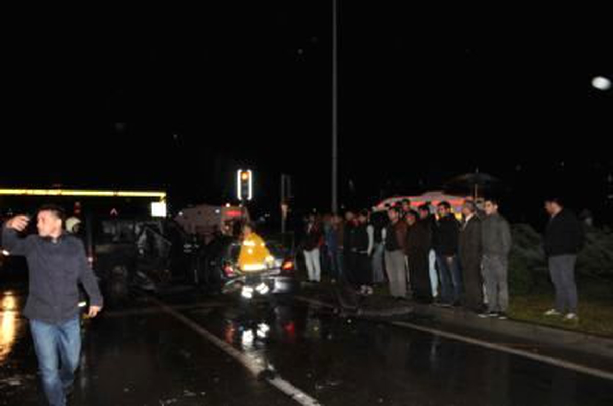 İzmir\'de Zincirleme Trafik Kazası: 8 Yaralı
