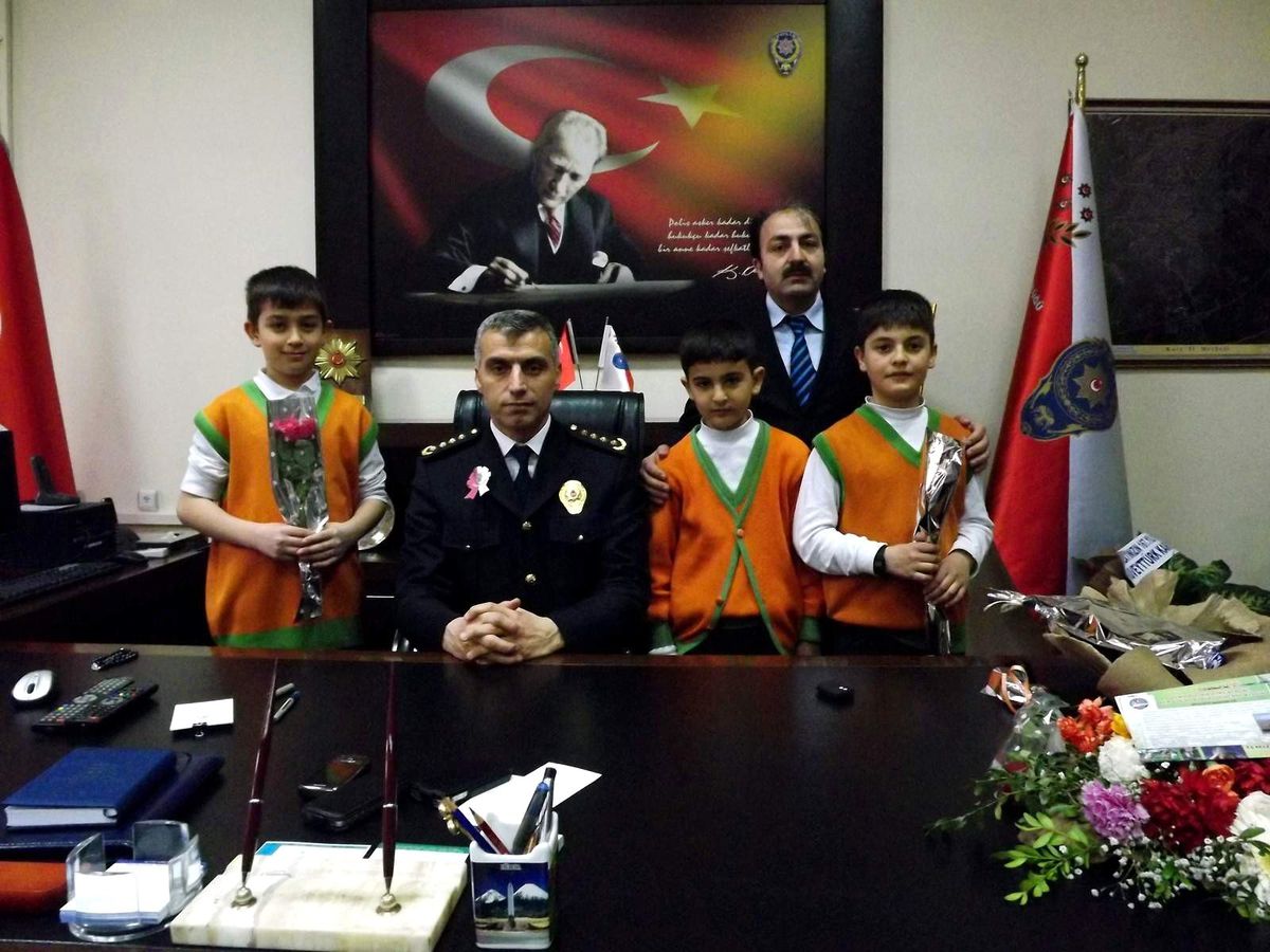Kars Alparslan Kolejinden Polislere Karanfil