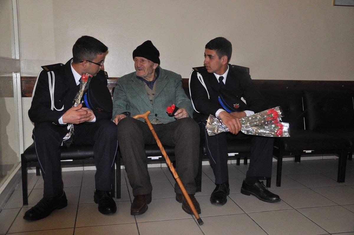 Kastamonu\'da Polis Adayları Huzurevi ve Yetiştirme Yurdunu Ziyaret Etti