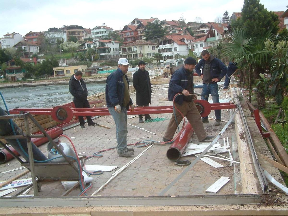 Kerpe Sahili\'nde, Kıyı Kenar Kanunu\'na Aykırı Olan 5 Restoran Yıkıldı
