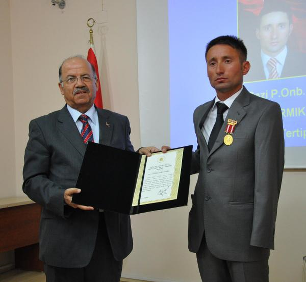 Kolunu Kaybeden Gaziye, Devlet Övünç Madalyası