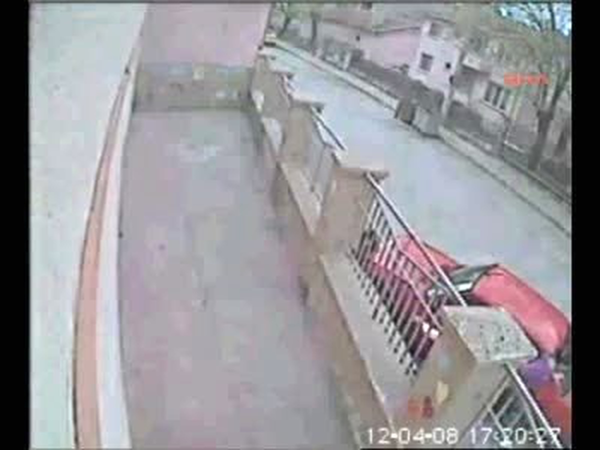 Kontrolden Çıkan Otomobil Kaldırımda Yürüyen Çocuğa Böyle Çarptı