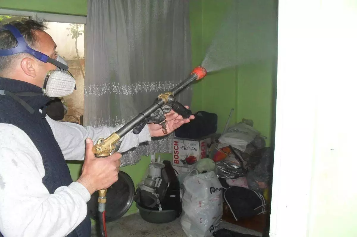 Manisa\'da Bir Çöp Ev Daha Temizlendi