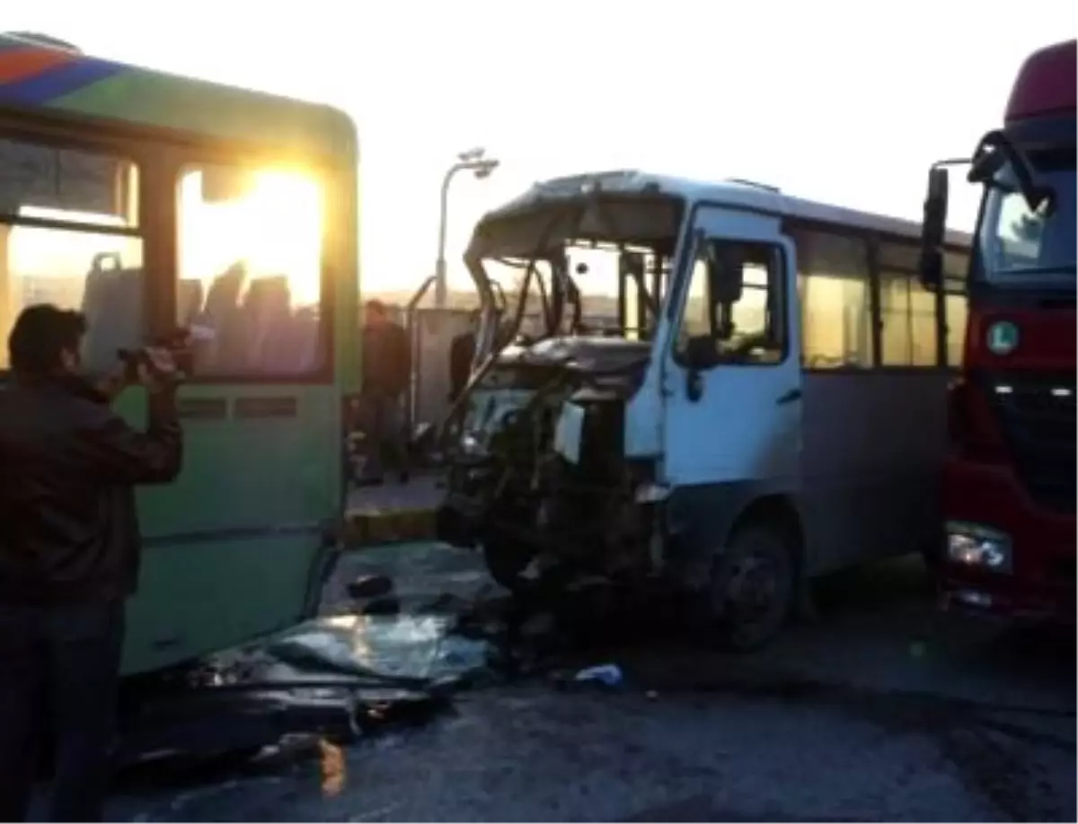 Minibis Belediye Otobüsüne Çarptı: 17 Yaralı