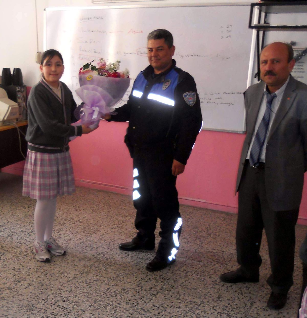 Öğrencilerden Polise 10 Nisan Sürprizi