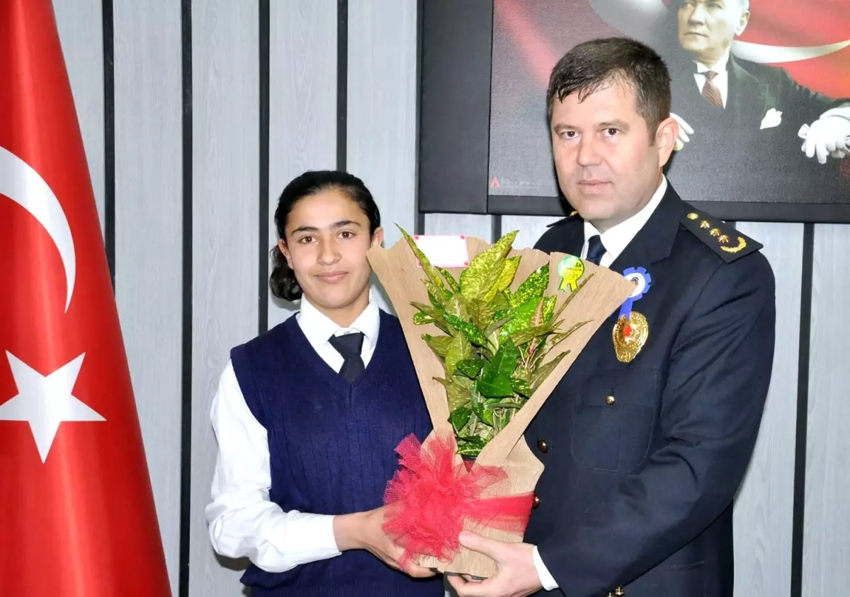 Öğrencilerden Polislere Anlamlı Ziyaret