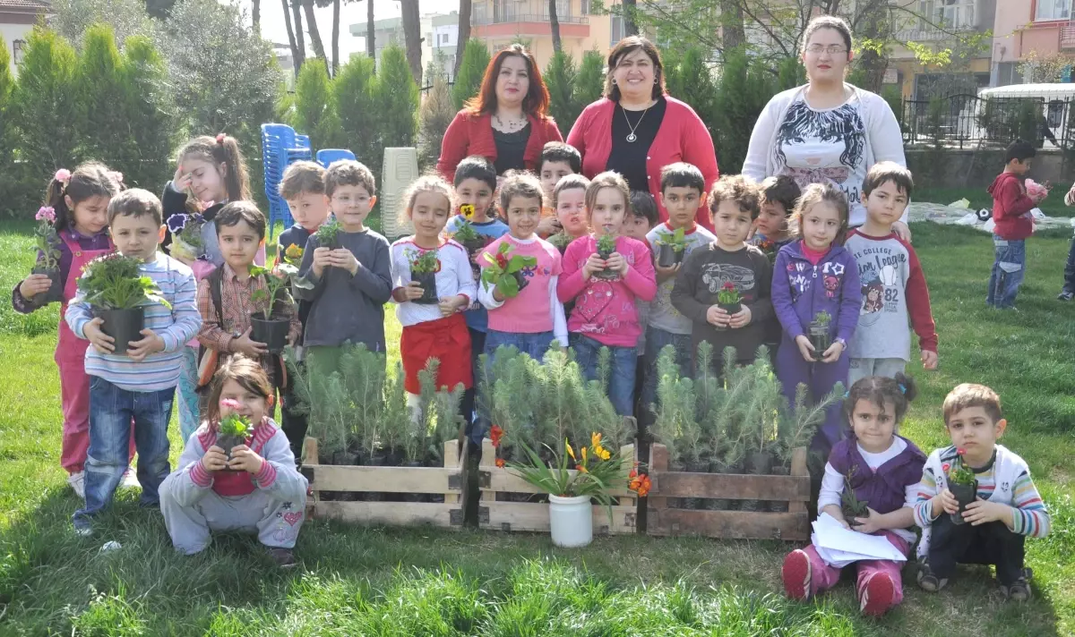 Öğrencilerden \'Sizden Bize Çiçek, Bizden Size Fidan\' Kampanyası