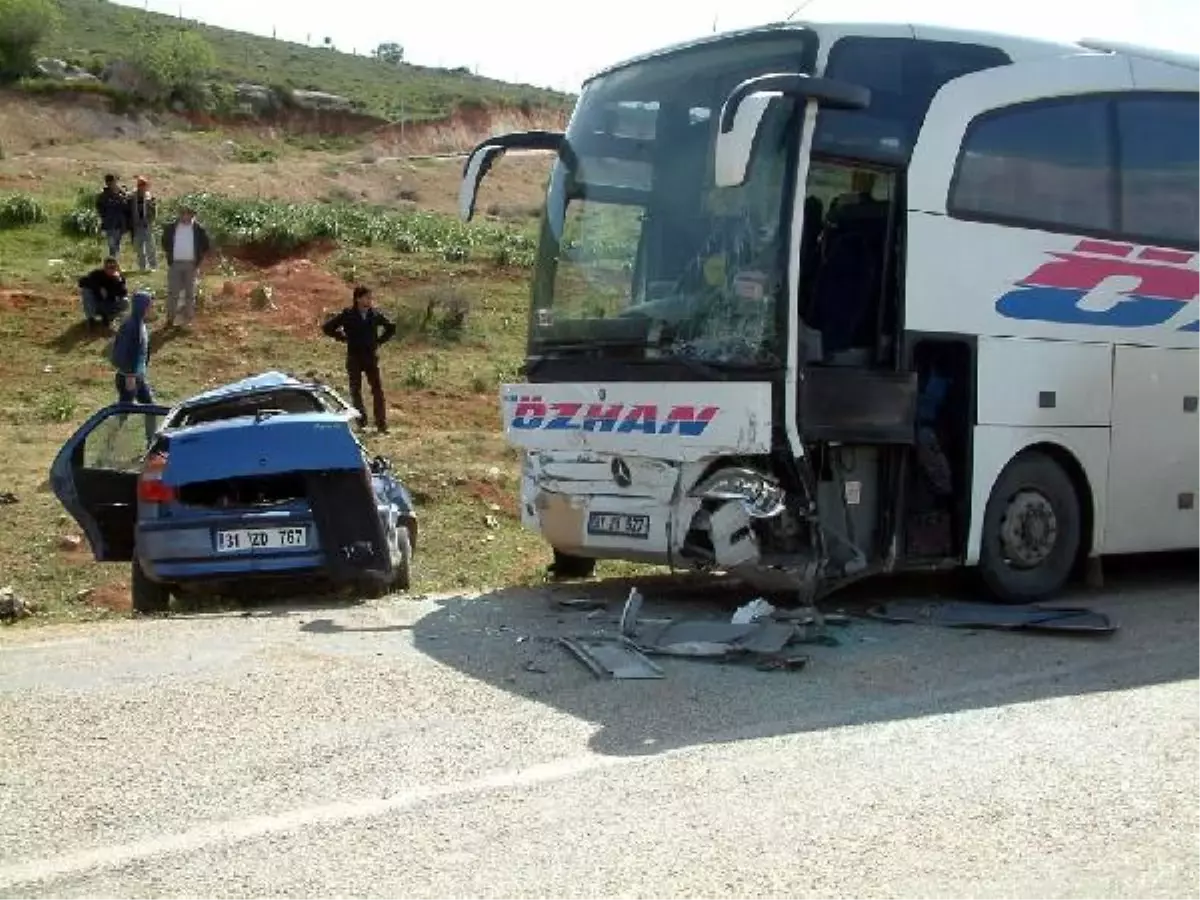 Otobüs Otomobille Çarpıştı: 2 Ölü