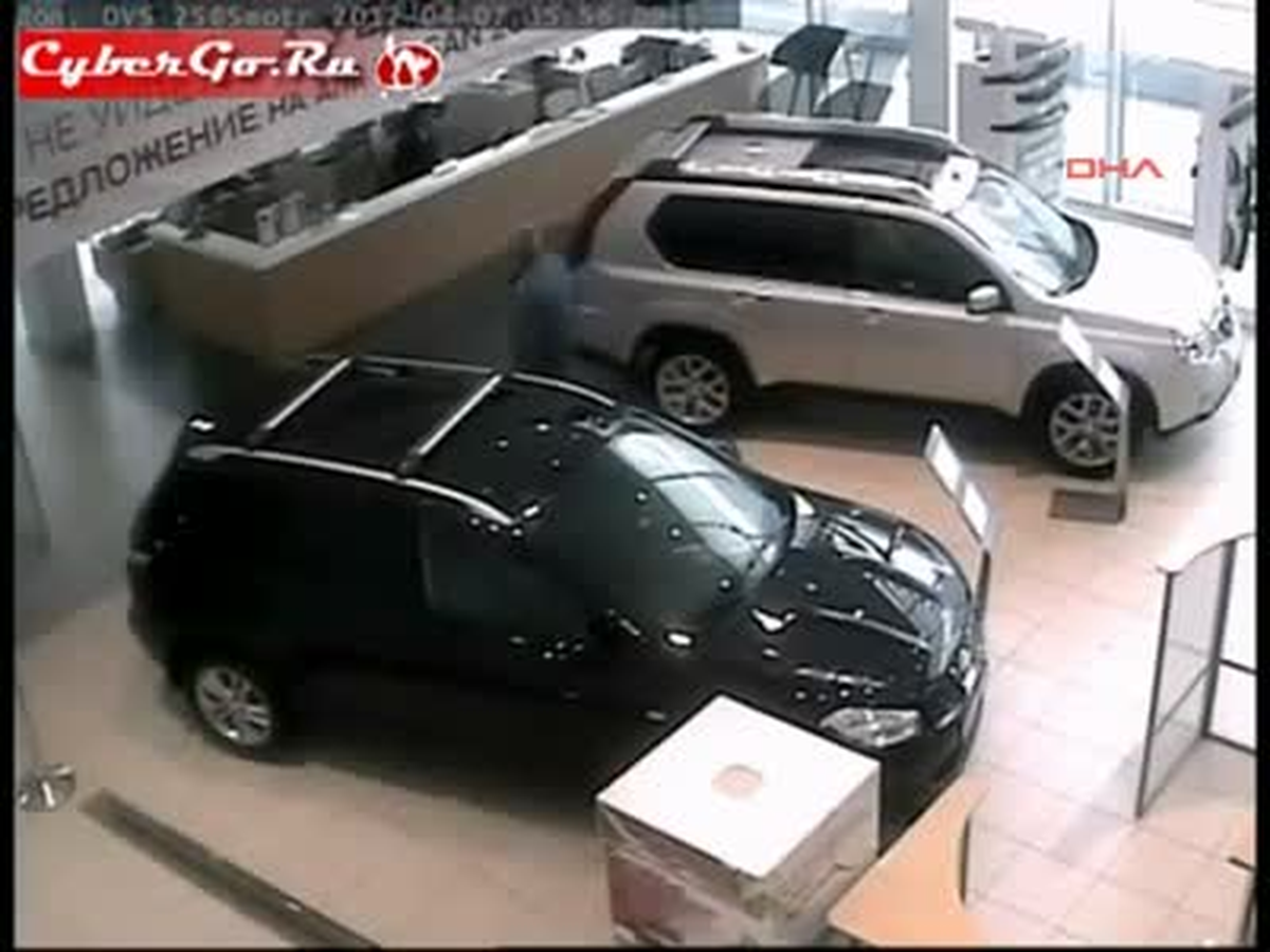 Otomobiliyle Girdiği Galeriyi Birbirine Kattı