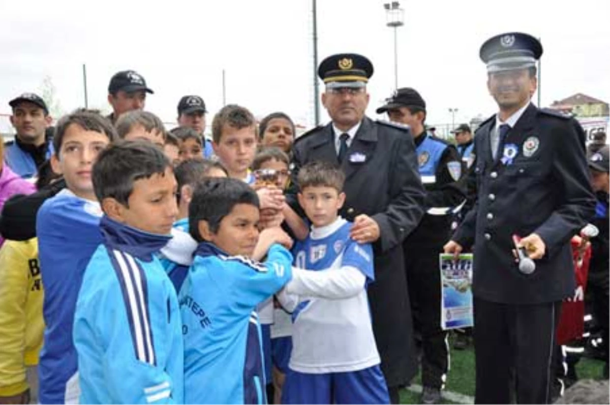 Roman Çocuklar Polis Günü\'nü Kutladı