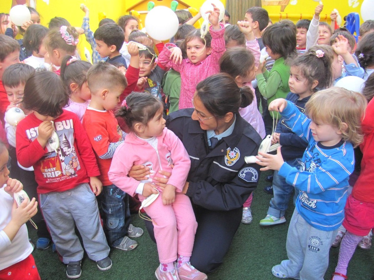 Salihli Polisi, Anaokulu Öğrencilerini Ziyaret Etti