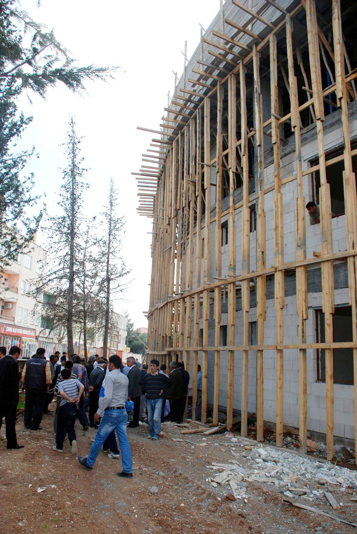 Tsm İnşaatının 3\'üncü Katından Düşen İşçi Yaralandı