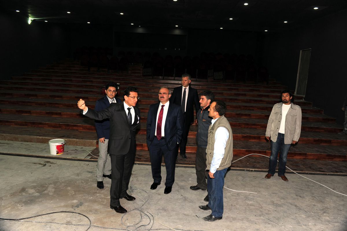 Vali Karaloğlu Tiyatro Çadırını Gezdi