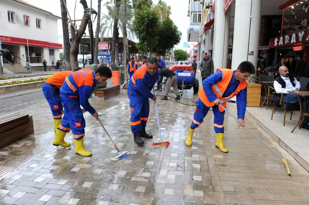 Atatürk Caddesi\'nde Bahar Temizliği