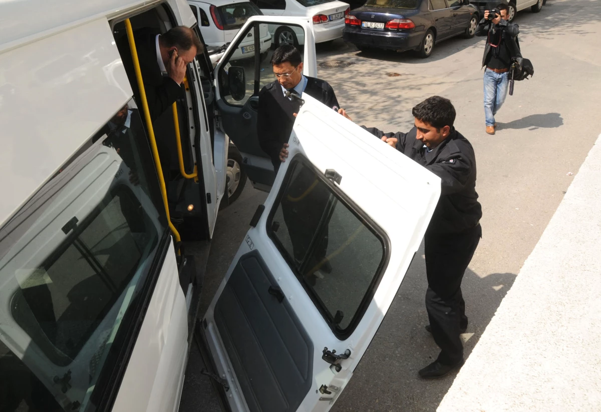 Bursa\'ya Getirilen Erol Evcil\'i Taşıyan Araç Kaza Yaptı