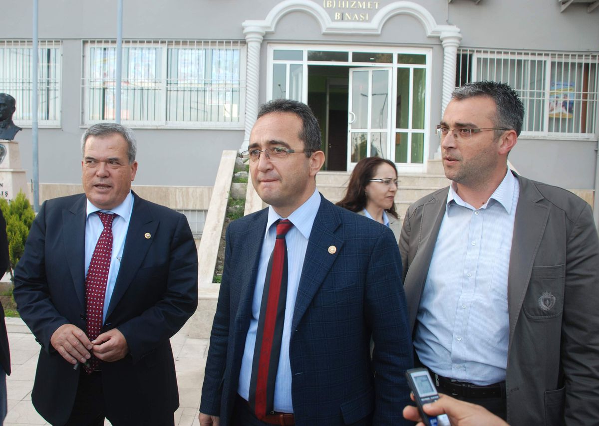 CHP\'li Vekiller Gözaltındaki Başkan Yardımcısını Ziyaret Etti