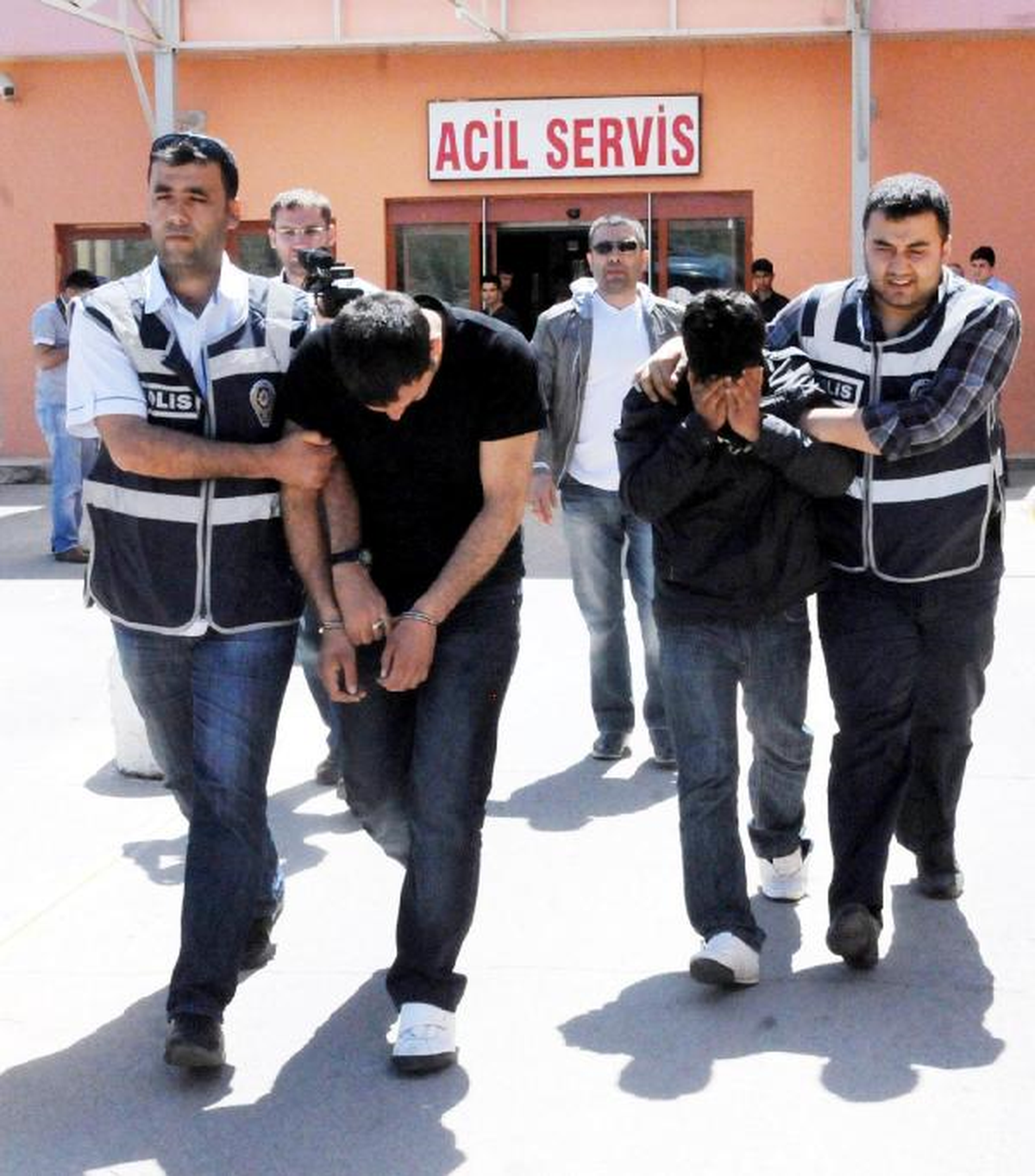 Dizüstü Bilgisayar ve Cep Telefonu Çalan Hırsızlık Şüphelileri Yakalandı