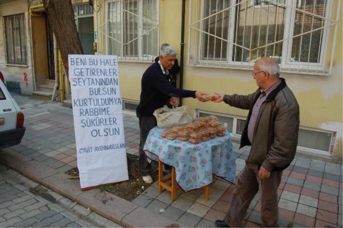 Eşinden Boşanınca Mahalleliye Tatlı Dağıttı