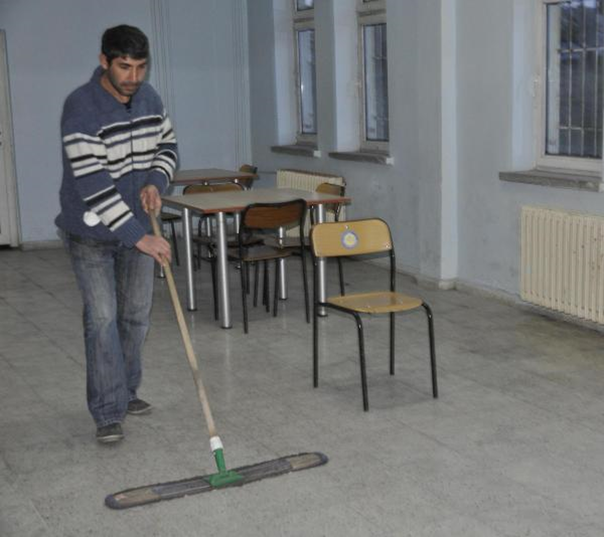 Eşine Tokat Atan Hizmetli, Temizlik ve Çay Yaparak Cezasını Çekiyor