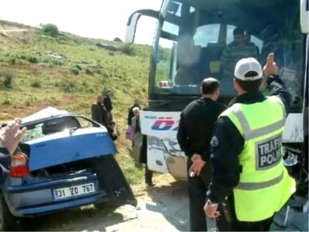 Hatay\'da Otobüs Otomobille Çarpıştı: 2 Ölü, 2 Yaralı