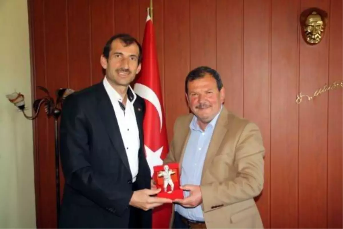 Havran'da Başkan Konuk Belediye Başkanlarına Kocaseyit Heykeli Hediye Etti