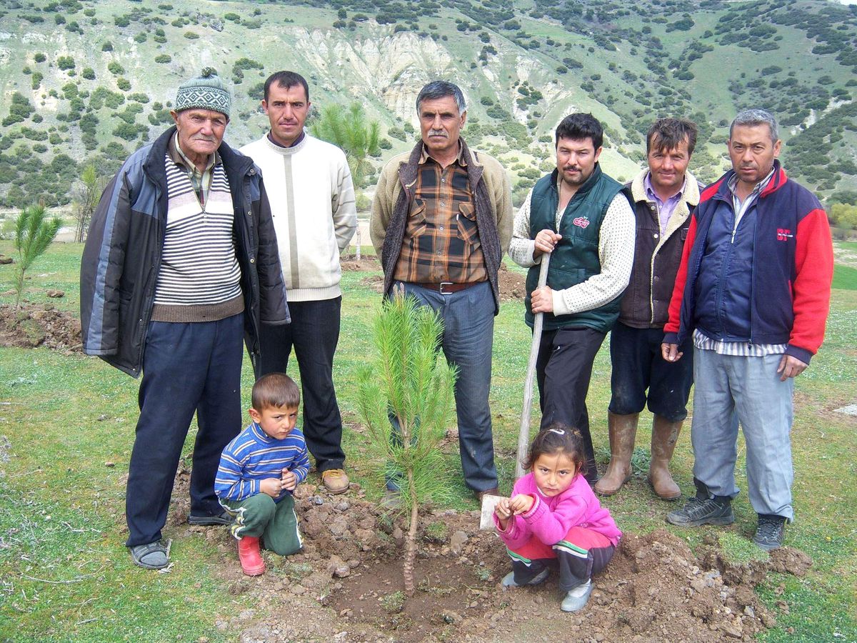 Kula'da Köy Halkı Fidan Dikti