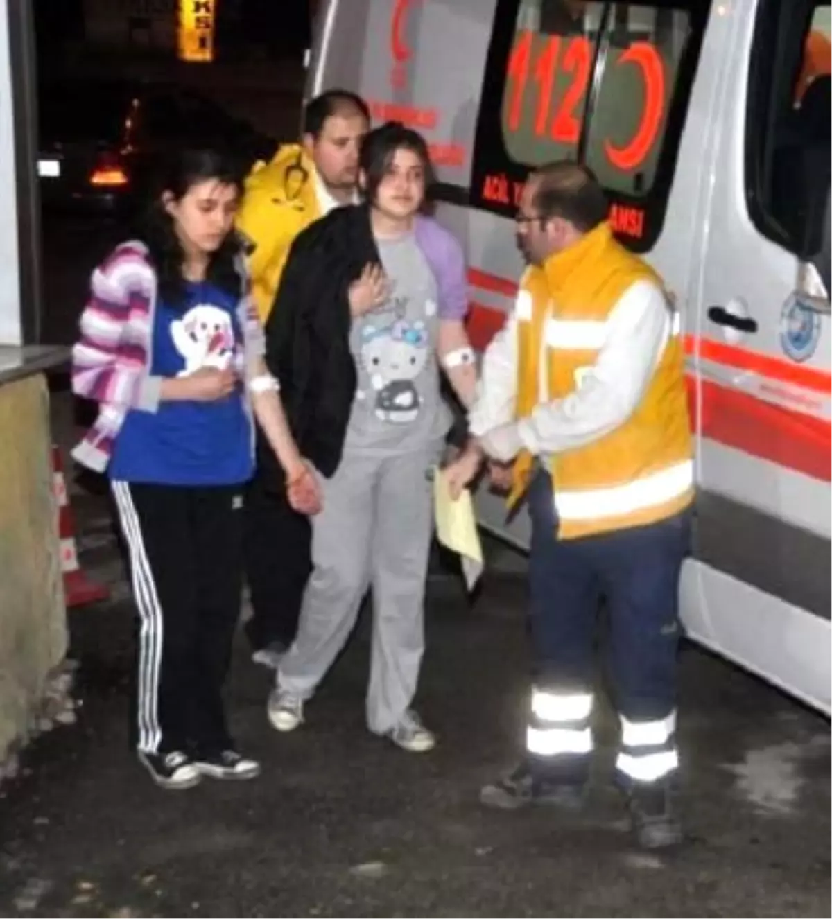 32 Lise Öğrencisi Yemekten Zehirlendi