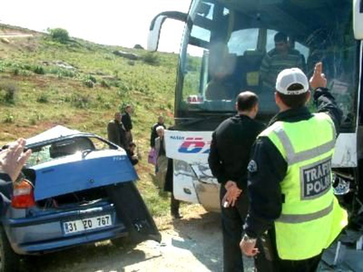 Otobüs Otomobille Çarpıştı 2 Ölü